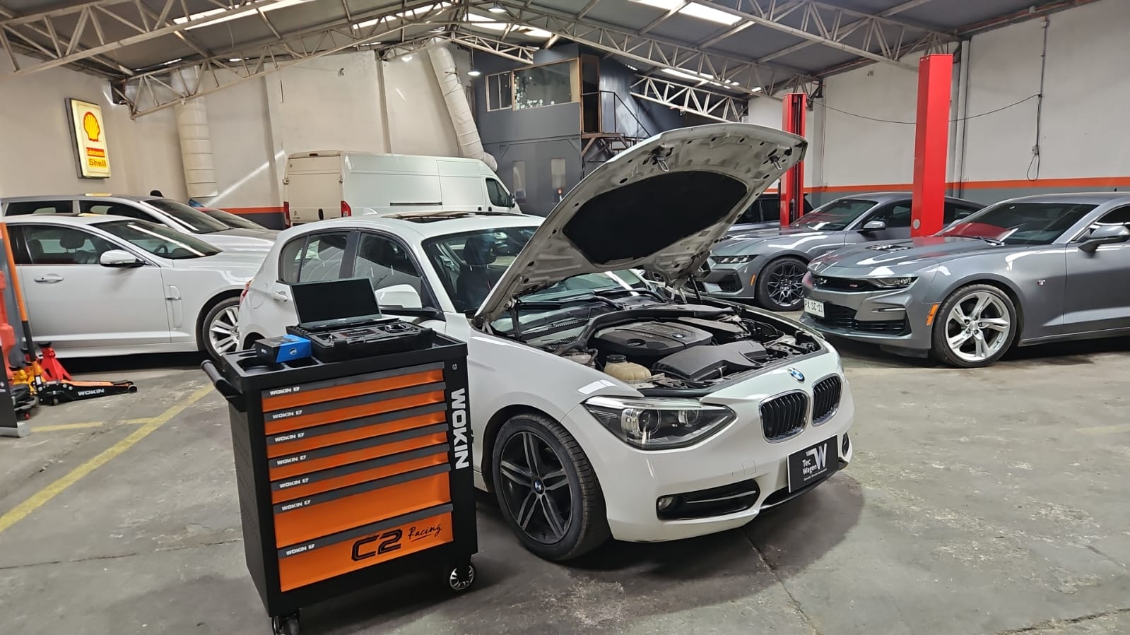 BMW en proceso de diagnóstico y reprogramación ECU