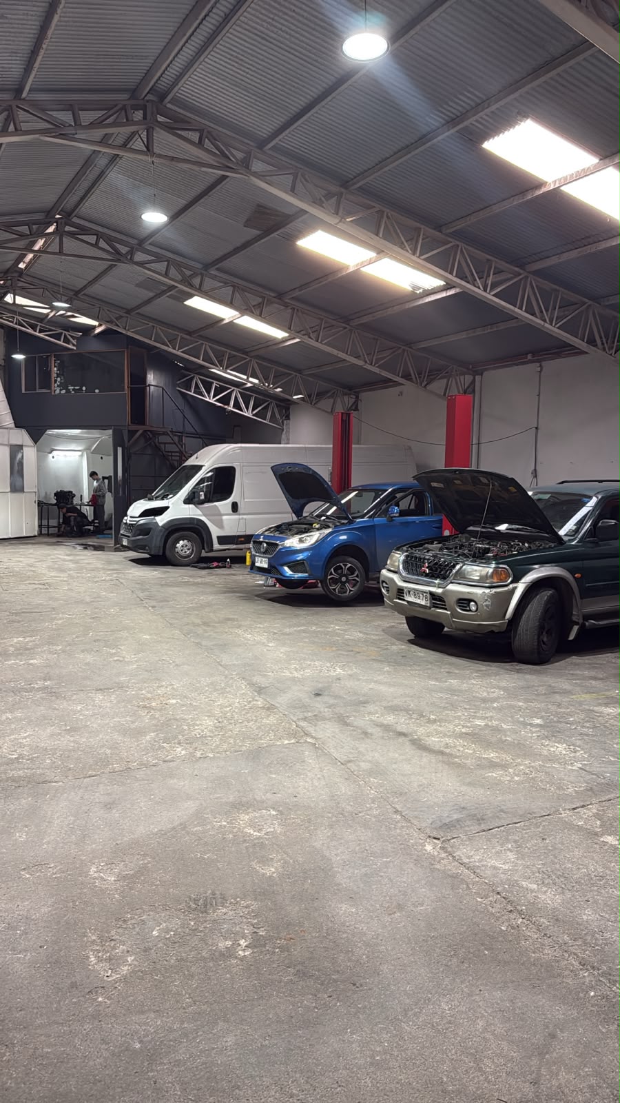 Zona de trabajo y elevadores del taller Tecwagen