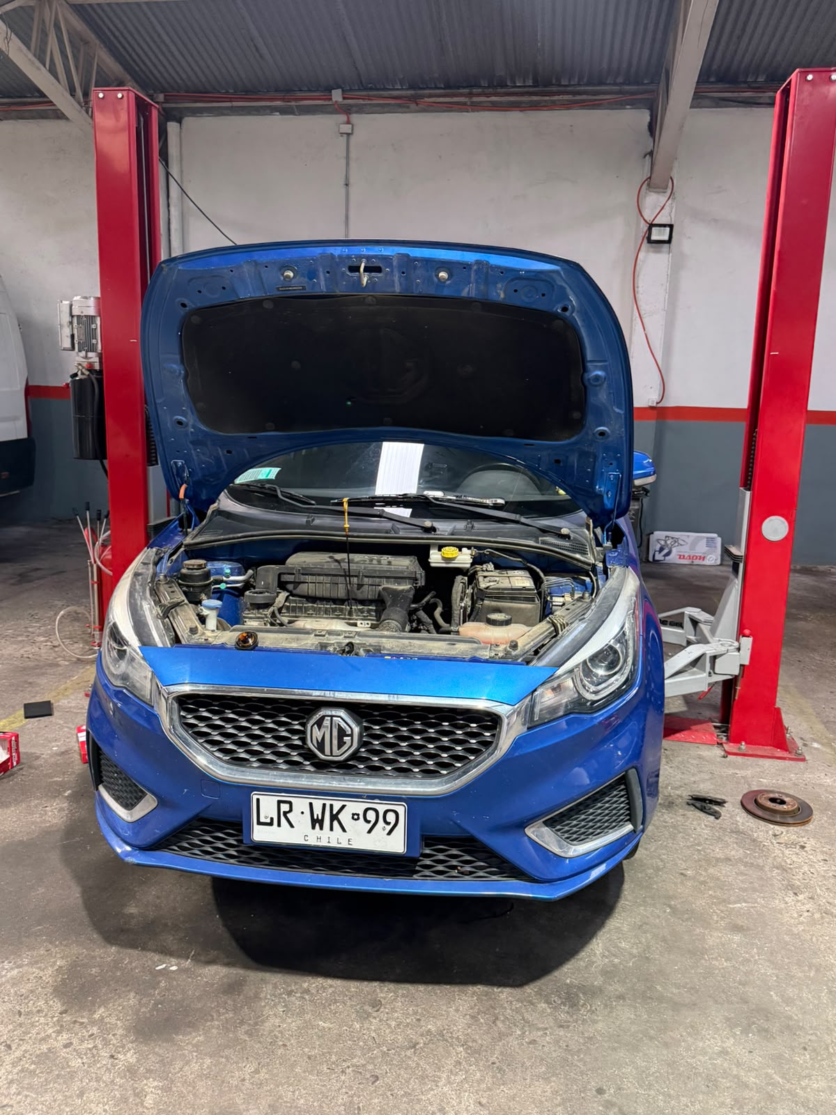 Vehículo en proceso de diagnóstico mecánico en Tecwagen